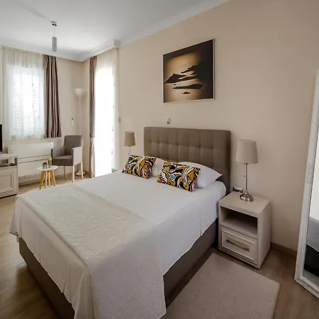 Villa With Private Heated Pool *