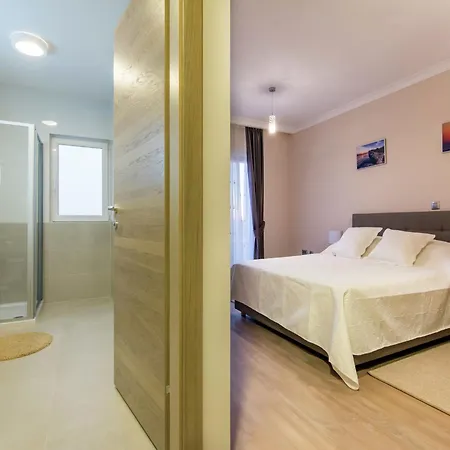 Villa With Private Heated Pool *