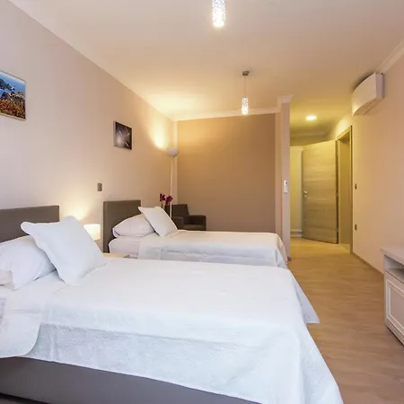 Villa With Private Heated Pool *