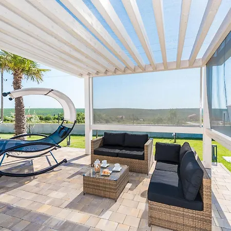 With Private Heated Pool * Debeljak