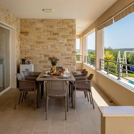 Villa With Private Heated Pool