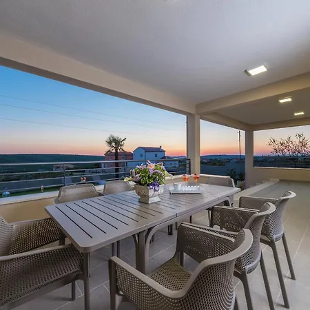 Villa With Private Heated Pool *