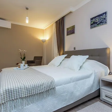 Vila Lovely In With Heated Private Pool
