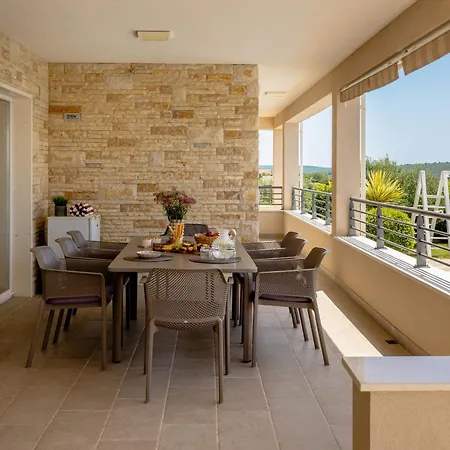 Vila Lovely In With Heated Private Pool