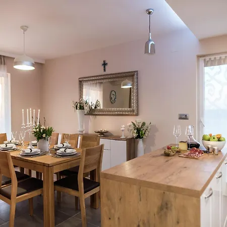 With Private Heated Pool ヴィラ Debeljak