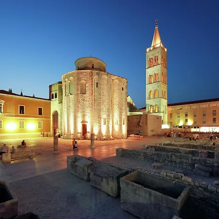 With Private Heated Pool ヴィラ Debeljak