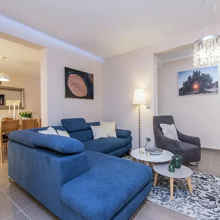 With Private Heated Pool * Debeljak