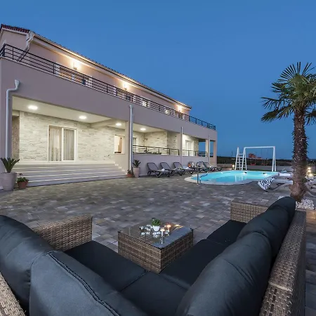 Lovely In With Heated Private Pool Vila