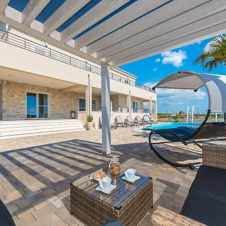 Lovely In With Heated Private Pool Vila