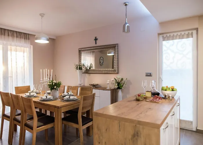 With Private Heated Pool Вилла Debeljak