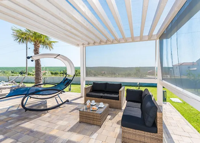 With Private Heated Pool * Debeljak