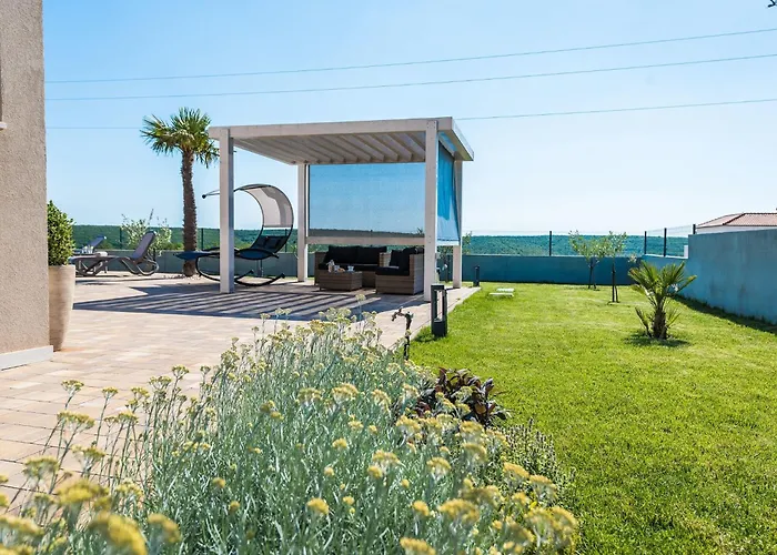 With Private Heated Pool Вилла Debeljak