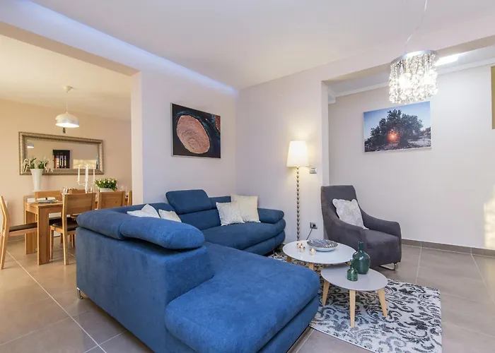 With Private Heated Pool * Debeljak